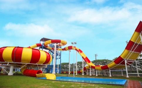 Четыре человека на слайд-горке