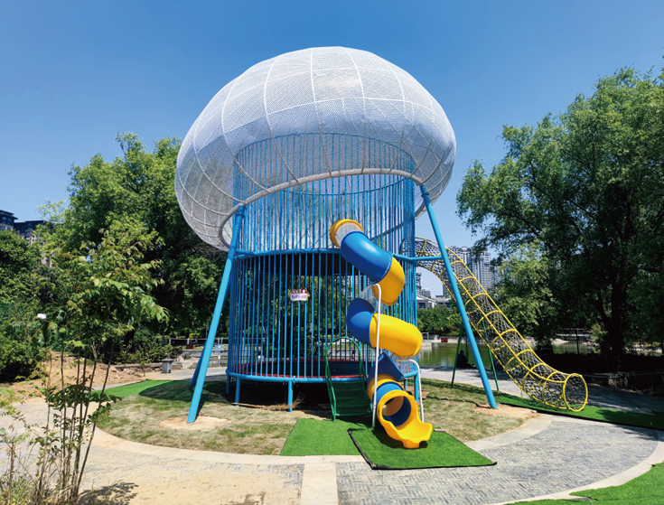 Батут с медузами