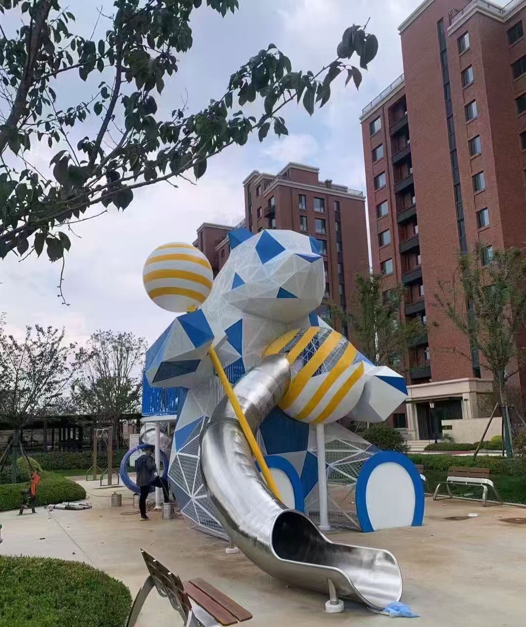 Большой медведь скользит