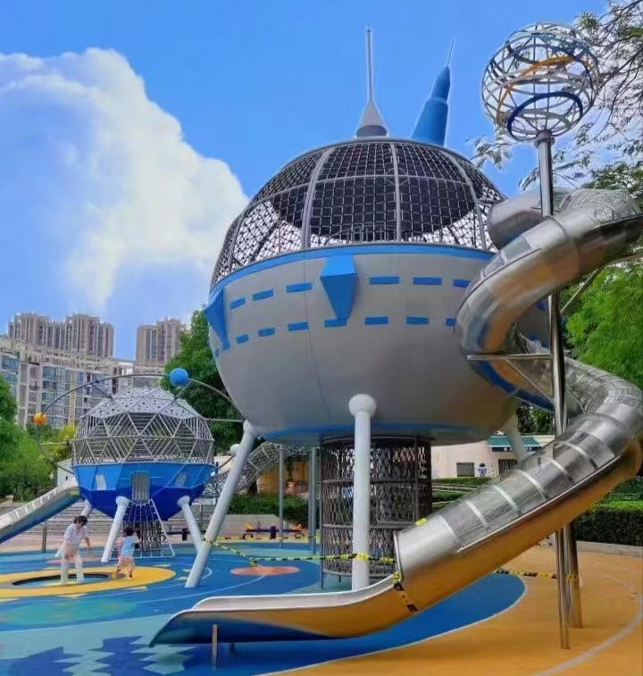 Скат на космическом шаре