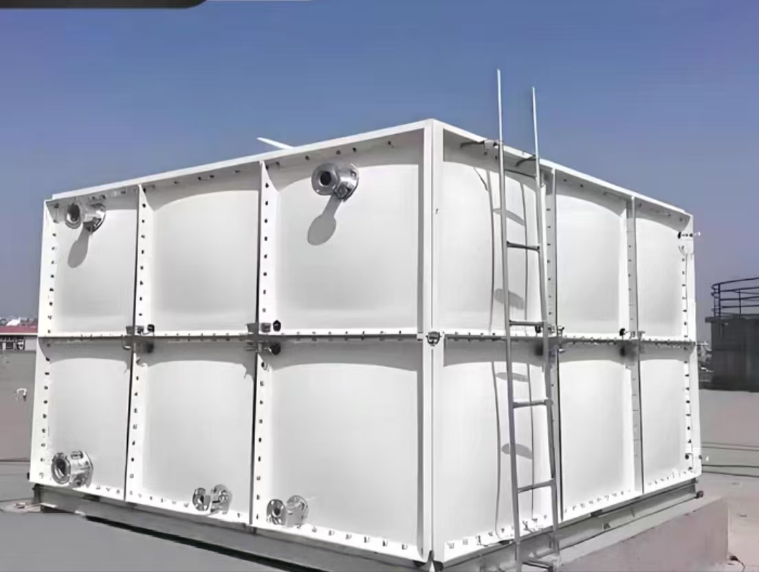 Прямоугольный цистерна с водой