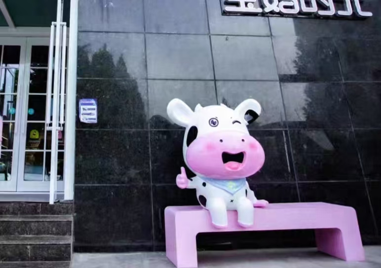 Скульптура из мультяшного стекла