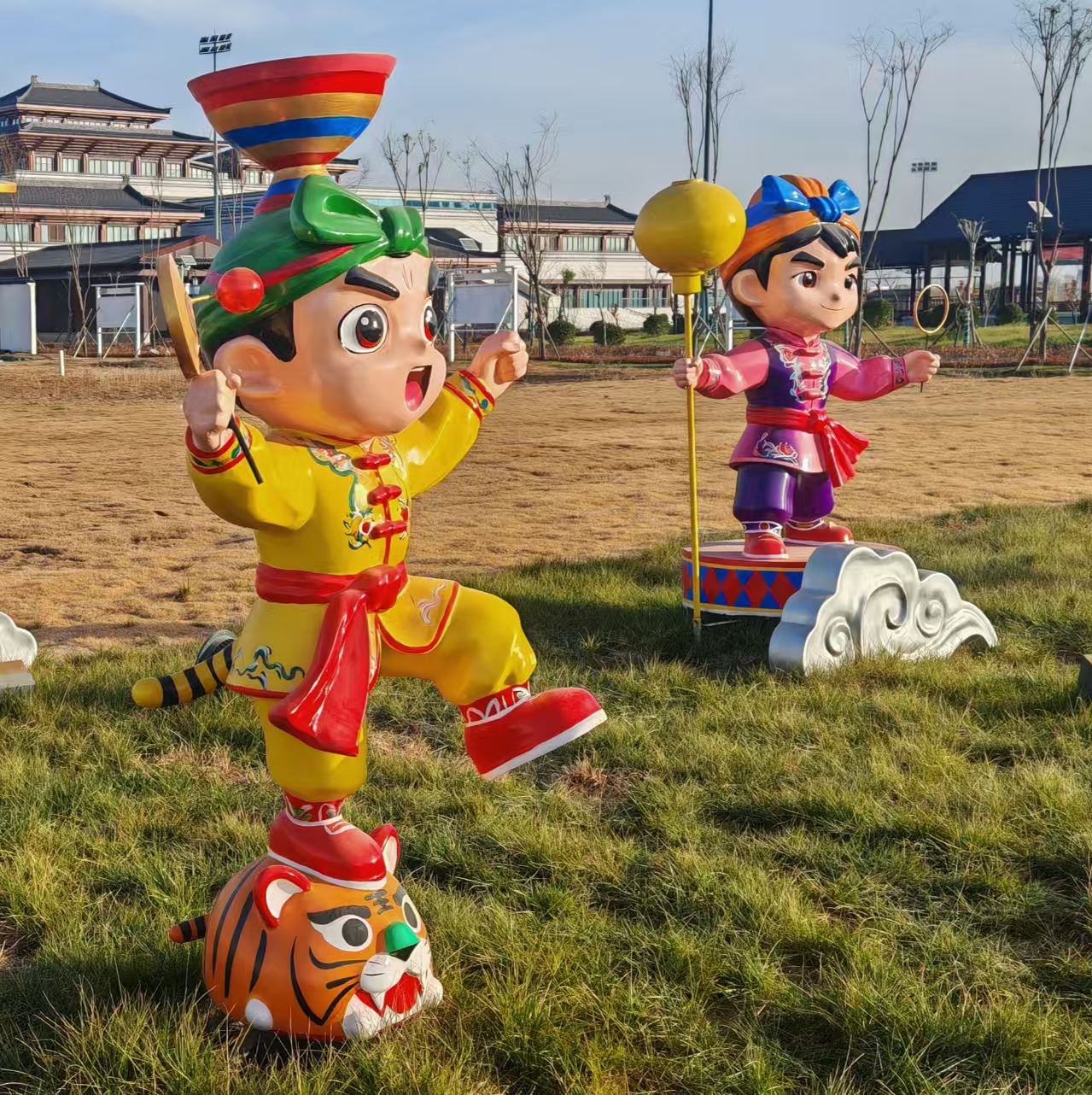 Большая скульптура из мультяшного