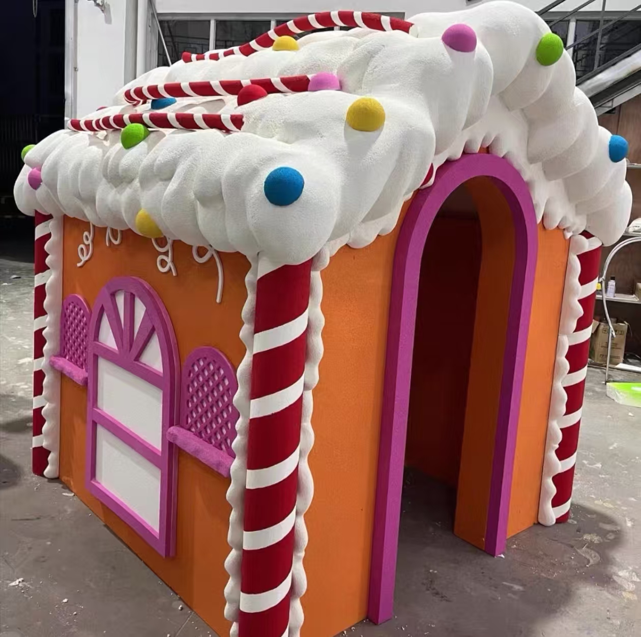 Скульптура из пены снежного дома