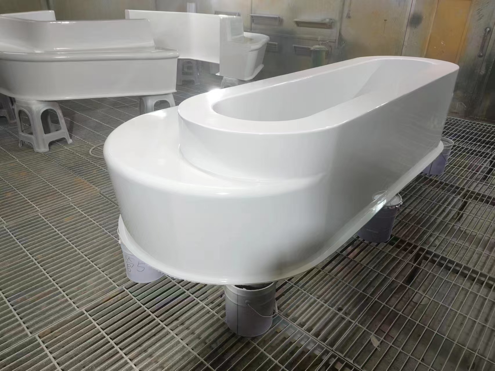 Сидение в пруду из дерева в парке