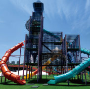 Дети играют в безмоторные аттракц